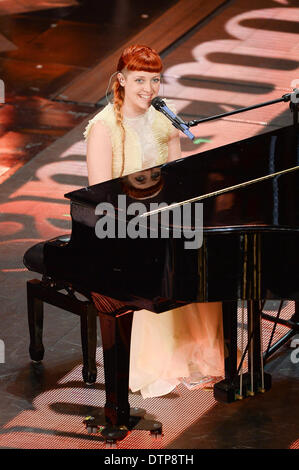 San Remo, Italie. Feb 21, 2014. Noemi participer à la quatrième nuit du 64ème Festival de la chanson de San Remo à l'Ariston Theatre le 21 février 2014 à Sanremo, Italie. Credit : Manuel Romano/NurPhoto ZUMAPRESS.com/Alamy/Live News Banque D'Images