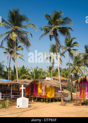 L'Inde, Goa, Morjim beach hut, colorée d'hébergement touristique sous les cocotiers Banque D'Images