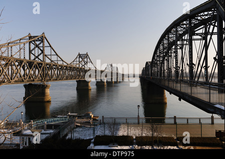 L'amitié sino-pont (gauche) et 'pont cassé' (à droite) . La province de Liaoning. Dandong, Chine. Banque D'Images