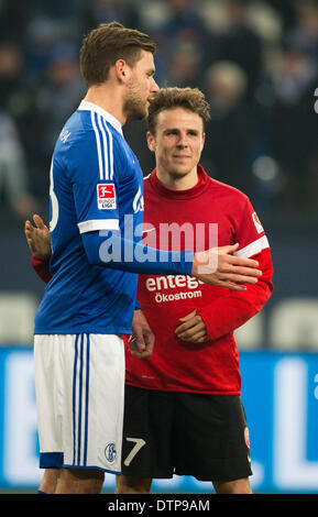 Gelsenkirchen, Allemagne. Feb 21, 2014. Schalke est Adam Szalai et Mayence Niki Zimling' parler au cours de la Bundesliga match de football entre le FC Schalke 04 FSV Mainz 05 et à la Veltins Arena de Gelsenkirchen, Allemagne, 21 février 2014. Photo : BERND THISSEN/dpa/Alamy Live News Banque D'Images
