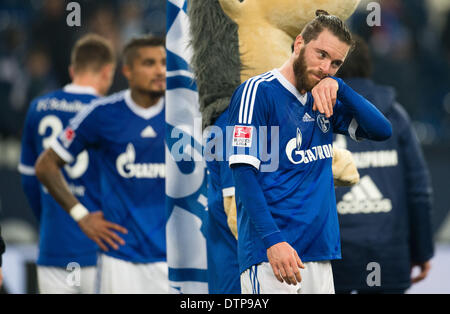 Gelsenkirchen, Allemagne. Feb 21, 2014. Tim Hoogland Schalke promenades autour du terrain de football après le match de Bundesliga entre le FC Schalke 04 FSV Mainz 05 et à la Veltins Arena de Gelsenkirchen, Allemagne, 21 février 2014. Photo : BERND THISSEN/dpa/Alamy Live News Banque D'Images