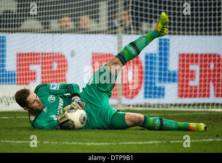 Gelsenkirchen, Allemagne. Feb 21, 2014. Le gardien de Schalke Ralf Faehrmann en action au cours de la Bundesliga match de football entre le FC Schalke 04 FSV Mainz 05 et à la Veltins Arena de Gelsenkirchen, Allemagne, 21 février 2014. Photo : BERND THISSEN/dpa/Alamy Live News Banque D'Images