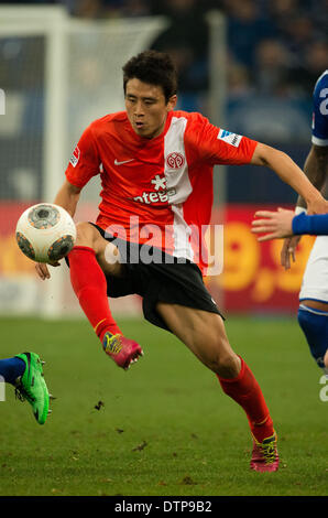 Gelsenkirchen, Allemagne. Feb 21, 2014. Mainz" Shinji Okazaki en action au cours de la Bundesliga match de football entre le FC Schalke 04 FSV Mainz 05 et à la Veltins Arena de Gelsenkirchen, Allemagne, 21 février 2014. Photo : BERND THISSEN/dpa/Alamy Live News Banque D'Images