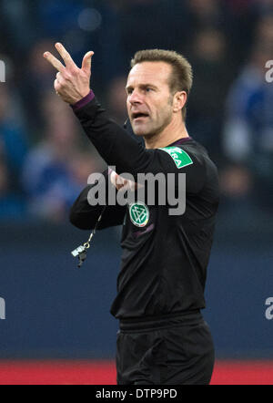 Gelsenkirchen, Allemagne. Feb 21, 2014. Arbitre Peter Gagelmann réagit au cours de la Bundesliga match de football entre le FC Schalke 04 FSV Mainz 05 et à la Veltins Arena de Gelsenkirchen, Allemagne, 21 février 2014. Photo : BERND THISSEN/dpa/Alamy Live News Banque D'Images