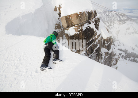 Les skieurs à la recherche vers le bas du couloir, un corbet black diamond double piste à Jackson Hole, WY Banque D'Images