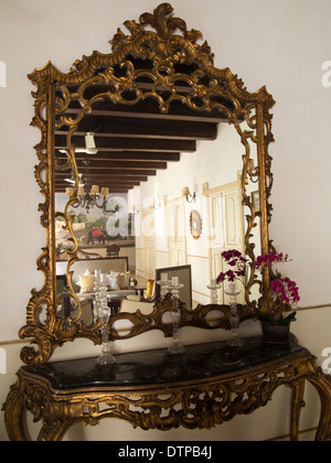 L'Inde, Goa, Siolim House, hôtel particulier de l'époque coloniale portugaise, hébergement salon mirror Banque D'Images