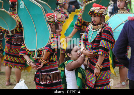 Baguio, Philippines. Feb 22, 2014. BAGUIO, Philippines - Scènes de rue pendant le concours de danse dans le cadre du Festival Panagbenga à Baguio City, au nord de Manille, le 22 février 2014. Panagbenga, un terme de la Cordillère pour ''Une saison de floraison'' ou ''un temps pour fleurir'', est un mois de festivités qui se passe dans la capitale d'été du pays tous les mois de février. Crédit : George Calvelo/NurPhoto ZUMAPRESS.com/Alamy/Live News Banque D'Images