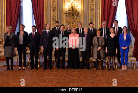 Rome, Italie. Feb 22, 2014. Visite de l'Italie' nouveau Matteo Renzi (5e L, avant) pose pour photo de groupe avec le président italien Giorgio Napolitano (4R, à l'avant) et les membres du nouveau cabinet en palais du Quirinal à Rome, Italie, le 22 février 2014. Le nouveau Premier Ministre Matteo Renzi et ses ministres ont prêté serment le samedi avant le président italien Giorgio Napolitano, à commencer leur tâche pour accélérer les réformes et de relancer l'économie en difficulté. Credit : Alberto Lingria/Xinhua/Alamy Live News Banque D'Images