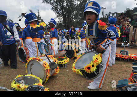 Baguio, Philippines. Feb 22, 2014. BAGUIO, Philippines - Scènes de rue pendant le concours de danse dans le cadre du Festival Panagbenga à Baguio City, au nord de Manille, le 22 février 2014. Panagbenga, un terme de la Cordillère pour ''Une saison de floraison'' ou ''un temps pour fleurir'', est un mois de festivités qui se passe dans la capitale d'été du pays tous les mois de février. Crédit : George Calvelo/NurPhoto ZUMAPRESS.com/Alamy/Live News Banque D'Images