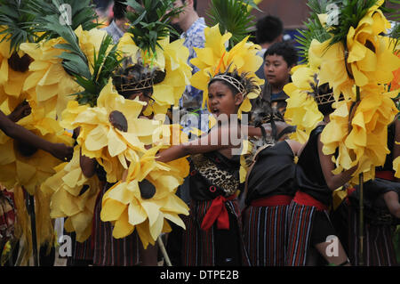 Baguio, Philippines. Feb 22, 2014. BAGUIO, Philippines - un enfant réagit au cours de la compétition de danse de rue, une partie de l'Panagbenga Festival à Baguio City, au nord de Manille, le 22 février 2014. Panagbenga, un terme de la Cordillère pour ''Une saison de floraison'' ou ''un temps pour fleurir'', est un mois de festivités qui se passe dans la capitale d'été du pays tous les mois de février. Crédit : George Calvelo/NurPhoto ZUMAPRESS.com/Alamy/Live News Banque D'Images