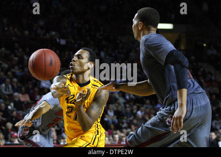 22 févr. 2014 - Amherst, Massachusetts, United States - Février 21, 2014 ; Virginia Commonwealth béliers guard Treveon Graham (21) passe le ballon au cours de la jeu de basket-ball de NCAA entre la Virginia Commonwealth Rams et du Massachusetts à la Minutemen Mullins Center. Le Massachusetts a défait la Virginia Commonwealth 80-75. Anthony Nesmith/CSM Banque D'Images