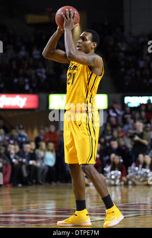 22 févr. 2014 - Amherst, Massachusetts, United States - Février 21, 2014 ; Virginia Commonwealth béliers guard Treveon Graham (21) a l'air de passer la balle pendant le jeu de basket-ball de NCAA entre la Virginia Commonwealth Rams et du Massachusetts à la Minutemen Mullins Center. Le Massachusetts a défait la Virginia Commonwealth 80-75. Anthony Nesmith/CSM Banque D'Images