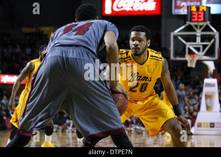 22 févr. 2014 - Amherst, Massachusetts, United States - Février 21, 2014 ; Virginia Commonwealth béliers guard Jordan Burgess (20) défend l'Raphiael Minutemen Massachusetts Putney (34) au cours de la seconde moitié du jeu de basket-ball de NCAA entre la Virginia Commonwealth Rams et du Massachusetts à la Minutemen Mullins Center. Le Massachusetts a défait la Virginia Commonwealth 80-75. Anthony Nesmith/CSM Banque D'Images