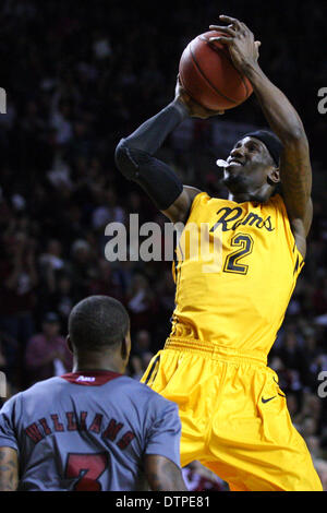 22 févr. 2014 - Amherst, Massachusetts, United States - Février 21, 2014 ; Virginia Commonwealth béliers guard Briante Weber (2) tire sur le Massachusetts Minutemen guard Chaz Williams (3) au cours de la jeu de basket-ball de NCAA entre la Virginia Commonwealth Rams et du Massachusetts à la Minutemen Mullins Center. Le Massachusetts a défait la Virginia Commonwealth 80-75. Anthony Nesmith/CSM Banque D'Images