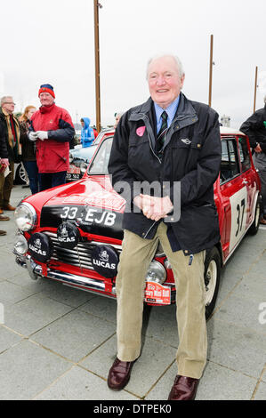 Belfast, Irlande du Nord. 22 févr. 2014 - Paddy Hopkirk avec son Mini dans lequel il a remporté le Rallye de Monte Carlo 1964, lors du 50ème anniversaire Mini gala en son honneur. Crédit : Stephen Barnes/Alamy Live News Banque D'Images