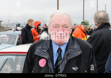 Belfast, Irlande du Nord. 22 févr. 2014 - Paddy Hopkirk avec son Mini dans lequel il a remporté le Rallye de Monte Carlo 1964, lors du 50ème anniversaire Mini gala en son honneur. Crédit : Stephen Barnes/Alamy Live News Banque D'Images