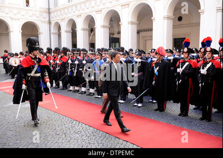 Rome, Italie. Feb 22, 2014. Le nouveau premier ministre Italien Matteo Renzi inspecte la garde d'honneur du bureau du premier ministre à Rome le 22 février 2014. Le nouveau premier ministre Matteo Renzi et ses ministres ont prêté serment le samedi avant le président italien Giorgio Napolitano, à commencer leur tâche pour accélérer les réformes et de relancer l'économie en difficulté. Credit : Alberto Lingria/Xinhua/Alamy Live News Banque D'Images