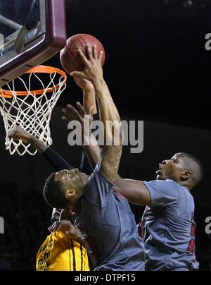 22 févr. 2014 - Amherst, Massachusetts, United States - Février 21, 2014 ; Massachusetts Minutemen avant Sampson Carter (22) et du Massachusetts Minutemen center Cady Lalanne (25) va pour le rebond au cours du jeu de basket-ball de NCAA entre la Virginia Commonwealth Rams et du Massachusetts à la Minutemen Mullins Center. Le Massachusetts a défait la Virginia Commonwealth 80-75. Anthony Nesmith/CSM Banque D'Images