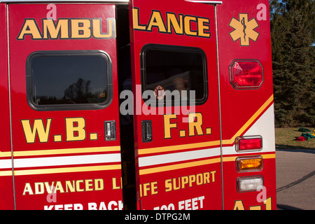 EMT d'incendie et de sauvetage de la fermeture de la porte sur une ambulance Banque D'Images