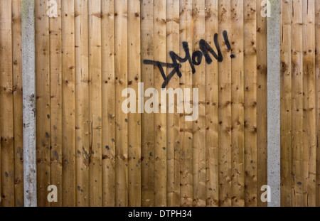 Graffiti sur une clôture en bois nouveau Banque D'Images