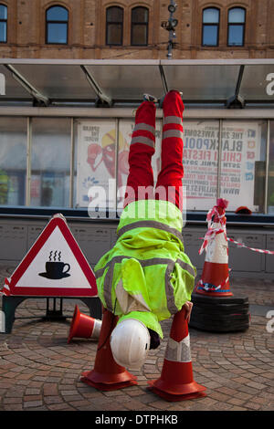 Blackpool, Lancashire, UK 12er février 2014. Le "Bureau des idées stupides à la "Road Show' travailleur, d'une loi avec les cônes et bornes, une loterie arts financés par l'entreprise basée à Brixton, mis en place pour rendre l'art, de divertissement, d'humour et de la surprise dans les lieux dans l'environnement bâti. La bonne humeur avec les interprètes du Blackpool's festival annuel de cirque, de magie et de nouvelle variété. Les dix jours du festival de magie qui est Showzam voit la saturation des sites célèbres avec les artistes de rue. Credit : Cernan Elias/Alamy Live News Banque D'Images