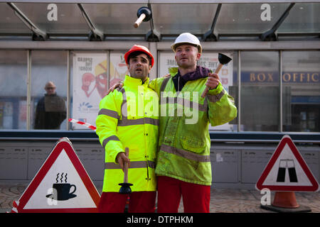 Blackpool, Lancashire, UK 12er février 2014. Le "Bureau des idées stupides à la "Road Show' travailleur, d'une loi avec les cônes et bornes, une loterie arts financés par l'entreprise basée à Brixton, mis en place pour rendre l'art, de divertissement, d'humour et de la surprise dans les lieux dans l'environnement bâti. La bonne humeur avec les interprètes du Blackpool's festival annuel de cirque, de magie et de nouvelle variété. Les dix jours du festival de magie qui est Showzam voit la saturation des sites célèbres avec les artistes de rue. Credit : Cernan Elias/Alamy Live News Banque D'Images