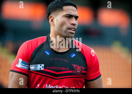 Londres, Royaume-Uni. Feb 22, 2014. Salford's Lama Tasi [# 10] Au cours de la Super League de Rugby entre Londres et dispositif de Broncos Salford Diables Rouges de la ruche. Credit : Action Plus Sport/Alamy Live News Banque D'Images