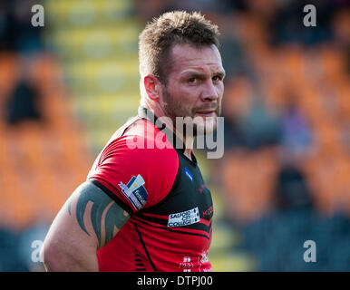 Londres, Royaume-Uni. Feb 22, 2014. Salford's Darrell Griffin [# 15] Au cours de la Super League de Rugby entre Londres et dispositif de Broncos Salford Diables Rouges de la ruche. Credit : Action Plus Sport/Alamy Live News Banque D'Images