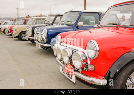 Une rangée d'Austin Minis Banque D'Images