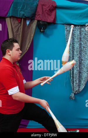 Blackpool, Lancashire, Royaume-Uni 22 février, 2014. Max Salthouse, 15 Maxi (le clown) juggling à Blackpool's festival annuel de cirque, de magie et de nouvelle variété. Les dix jours du festival de magie qui est Showzam voit la victime des célèbres lieux d'équilibristes, jongleurs et artistes de rue. Le festival se déroule chaque année dans Blackpool, un festival unique et extraordinaire qui comprend un certain nombre d'interprètes de haut niveau, artistes de rue, de cirque, de magie et de nouvelle variété et jamais vu auparavant présenté actes dans toute la ville. Banque D'Images