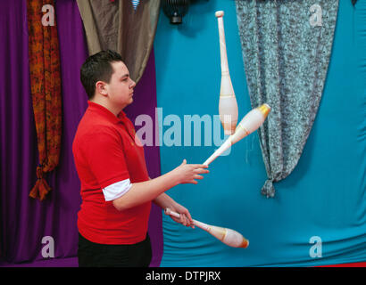 Blackpool, Lancashire, Royaume-Uni 22 février, 2014. Max Salthouse, 15 Maxi (le clown) juggling à Blackpool's festival annuel de cirque, de magie et de nouvelle variété. Les dix jours du festival de magie qui est Showzam voit la victime des célèbres lieux d'équilibristes, jongleurs et artistes de rue. Le festival se déroule chaque année dans Blackpool, un festival unique et extraordinaire qui comprend un certain nombre d'interprètes de haut niveau, artistes de rue, de cirque, de magie et de nouvelle variété et jamais vu auparavant présenté actes dans toute la ville. Banque D'Images