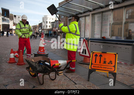 Blackpool, Lancashire, UK 12er février 2014. Le "Bureau des idées idiotes' le clown au 'Road Show' travailleur, d'une loi avec les cônes et bornes, une loterie arts financés par l'entreprise basée à Brixton, mis en place pour rendre l'art, de divertissement, d'humour et de la surprise dans les lieux dans l'environnement bâti. La bonne humeur avec les interprètes du Blackpool's festival annuel de cirque, de magie et de nouvelle variété. Les dix jours du festival de magie qui est Showzam voit la saturation des sites célèbres avec les artistes de rue. Credit : Cernan Elias/Alamy Live News Banque D'Images