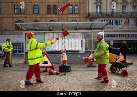 Blackpool, Lancashire, UK 12er février 2014. Le "Bureau des idées idiotes' le clown au 'Road Show' travailleur, d'une loi avec les cônes et bornes, une loterie arts financés par l'entreprise basée à Brixton, mis en place pour rendre l'art, de divertissement, d'humour et de la surprise dans les lieux dans l'environnement bâti. La bonne humeur avec les interprètes du Blackpool's festival annuel de cirque, de magie et de nouvelle variété. Les dix jours du festival de magie qui est Showzam voit la saturation des sites célèbres avec les artistes de rue. Credit : Cernan Elias/Alamy Live News Banque D'Images