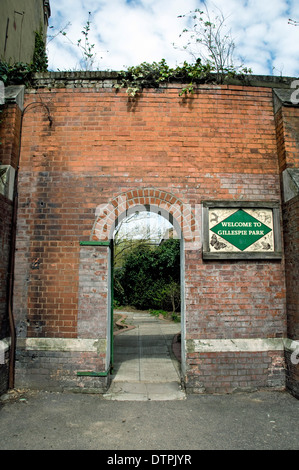 Entrée de Gillespie Park la réserve naturelle locale avec panneau de bienvenue, London Borough of Islington, England UK Banque D'Images