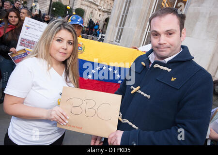 Londres, Royaume-Uni. 22 février 2014. Organisateur de protestation Austri Vivas, gauche, mains une pétition à un représentant de la BBC comme des centaines de Vénézuéliens de protester contre ce qu'ils disent est une des nouvelles par la société. Crédit : Paul Davey/Alamy Live News Banque D'Images