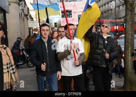 Londres, Royaume-Uni. 22 févr. 2014 : Autour de centaines de jeunes et moins jeunes de l'Ukraine famille avec childred Euromaidan de protestation de l'ambassade de Russie à l'Ukraine Ambassade à Holland Park à Londres demande un changement dans l'Ukraine. et fin tuile avec la Russie à Londres. Photo par voir Li/Alamy Live News Banque D'Images