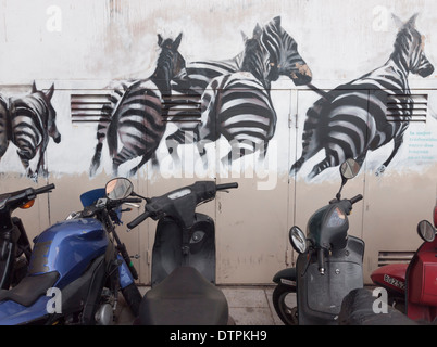 Un graffiti sur le mur d'un immeuble, bloc à Barcelone, Espagne, montre un troupeau de zèbres s'échapper vers la liberté