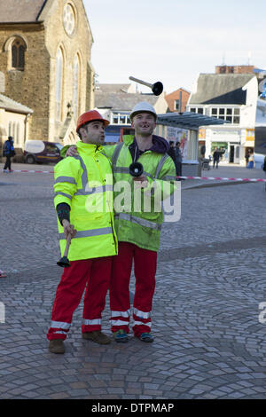 Blackpool, Lancashire, Royaume-Uni 22 février, 2014. Le clown Carlos Romero & Chris Patfield du "Bureau des idées stupides à la "Road Show' travailleur, d'une loi avec les cônes de plastique et bornes de la circulation. C'est une loterie arts financés par l'entreprise basée à Brixton, mis en place pour rendre l'art, de divertissement, d'humour et de la surprise dans les lieux dans l'environnement bâti. La bonne humeur avec les interprètes du Blackpool's festival annuel de cirque, de magie et de nouvelle variété. Les dix jours du festival de magie qui est Showzam voit la saturation des sites célèbres avec les artistes de rue. Credit : Cernan Elias/Alamy Live News Banque D'Images