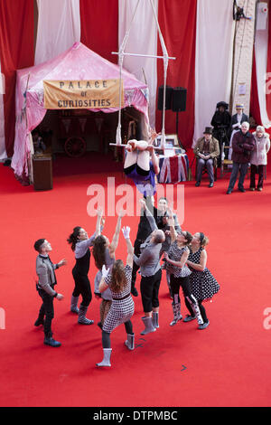 Blackpool, Lancashire, Royaume-Uni 22 février, 2014. NoFit State Circus une compagnie de cirque contemporain basée à Cardiff, Pays de Galles à Blackpool's festival annuel de cirque, de magie et de nouvelle variété. Les dix jours du festival de magie qui est Showzam voit la victime des célèbres lieux d'équilibristes, jongleurs et artistes de rue. Le festival se déroule chaque année dans Blackpool, un festival unique et extraordinaire qui comprend un certain nombre d'interprètes de haut niveau, artistes de rue, de cirque, de magie et de nouvelle variété et jamais vu auparavant présenté actes dans toute la ville. Credit : Cernan Elias/Alamy Live News Banque D'Images