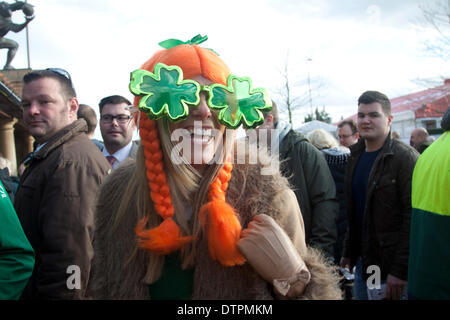 Twickenham, Royaume-Uni. 22 février 2014. Un ventilateur irlandais portant des lunettes de Shamrock. Des fans anglais et irlandais se rassemblent dans leurs couleurs nationales traditionnelles de l'avant du rugby 6 nations match entre l'Angleterre et l'Irlande à Twickenham Crédit : amer ghazzal/Alamy Live News Banque D'Images