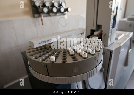 Les flacons contenant le chromatographe à gaz de laboratoire judiciaire dans l'échantillonneur automatique à Radom, Pologne Banque D'Images