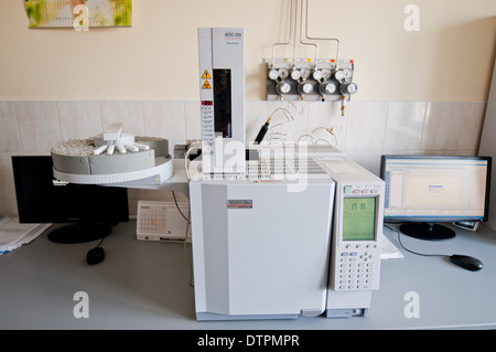 Les flacons contenant le chromatographe à gaz de laboratoire judiciaire dans l'échantillonneur automatique à Radom, Pologne Banque D'Images