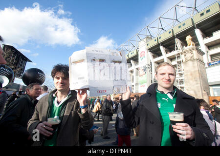 Twickenham, Royaume-Uni. 22 février 2014. Fans de rugby irlandais est titulaire d'un signe à des billets. Des fans anglais et irlandais se rassemblent dans leurs couleurs nationales traditionnelles de l'avant du rugby 6 nations match entre l'Angleterre et l'Irlande à Twickenham Crédit : amer ghazzal/Alamy Live News Banque D'Images