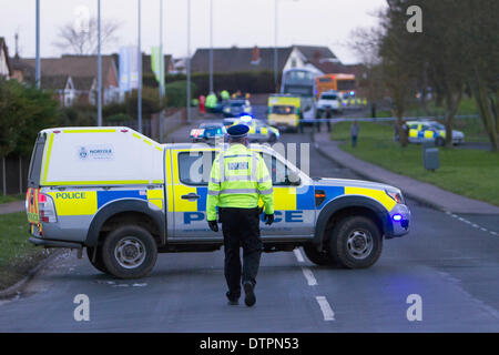 Caister-On-Mer, près de Great Yarmouth, UK. 22 février 2014. Une collision mortelle entre un bus et des femmes, les piétons ont eu lieu juste après 16h en Caister-On-Mer, près de Great Yarmouth. L'incident s'est produit au carrefour de Saint Hilda Road sur Ormesby Route qui était bouclé par la police. L'East Anglian Air Ambulance assisté mais n'était pas nécessaire et à gauche juste après 17h30. Les badauds dit la victime était dans une ambulance sur les lieux pendant quelque temps à la scène. La police de Norfolk sont attrayants pour les témoins. Credit : Adrian Buck/Alamy Live News Banque D'Images