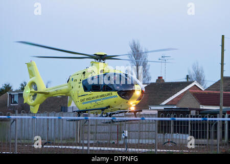 Caister-On-Mer, près de Great Yarmouth, UK. 22 février 2014. Une collision mortelle entre un bus et des femmes, les piétons ont eu lieu juste après 16h en Caister-On-Mer, près de Great Yarmouth. L'incident s'est produit au carrefour de Saint Hilda Road sur Ormesby Route qui était bouclé par la police. L'East Anglian Air Ambulance assisté mais n'était pas nécessaire et à gauche juste après 17h30. Les badauds dit la victime était dans une ambulance sur les lieux pendant quelque temps à la scène. La police de Norfolk sont attrayants pour les témoins. Credit : Adrian Buck/Alamy Live News Banque D'Images