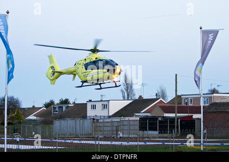 Caister-On-Mer, près de Great Yarmouth, UK. 22 février 2014. Une collision mortelle entre un bus et des femmes, les piétons ont eu lieu juste après 16h en Caister-On-Mer, près de Great Yarmouth. L'incident s'est produit au carrefour de Saint Hilda Road sur Ormesby Route qui était bouclé par la police. L'East Anglian Air Ambulance assisté mais n'était pas nécessaire et à gauche juste après 17h30. Les badauds dit la victime était dans une ambulance sur les lieux pendant quelque temps à la scène. La police de Norfolk sont attrayants pour les témoins. Credit : Adrian Buck/Alamy Live News Banque D'Images