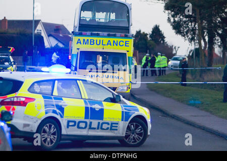 Caister-On-Mer, près de Great Yarmouth, UK. 22 février 2014. Une collision mortelle entre un bus et des femmes, les piétons ont eu lieu juste après 16h en Caister-On-Mer, près de Great Yarmouth. L'incident s'est produit au carrefour de Saint Hilda Road sur Ormesby Route qui était bouclé par la police. L'East Anglian Air Ambulance assisté mais n'était pas nécessaire et à gauche juste après 17h30. Les badauds dit la victime était dans une ambulance sur les lieux pendant quelque temps à la scène. La police de Norfolk sont attrayants pour les témoins. Banque D'Images