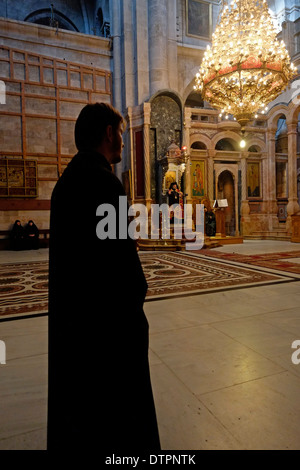 Des prêtres orthodoxes grecs priant à l'intérieur du Katholikon ou chapelle Catholicon dans l'église du Saint-Sépulcre, dans la vieille ville de Jérusalem Israël Banque D'Images