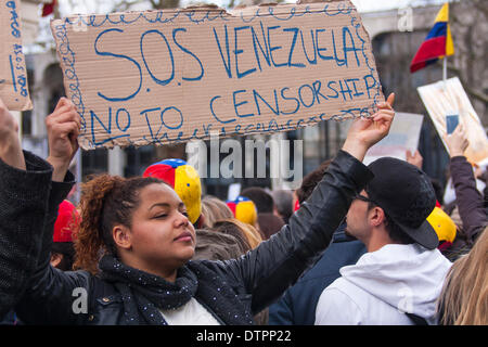 Londres, 22 février 2014. Des centaines de Vénézuéliens de protestation devant l'ambassade du pays contre la répression par le régime de Maduro manifestations d'étudiants, l'absence de démocratie et contre des conditions difficiles causées par les réformes économiques. Crédit : Paul Davey/Alamy Live News Banque D'Images