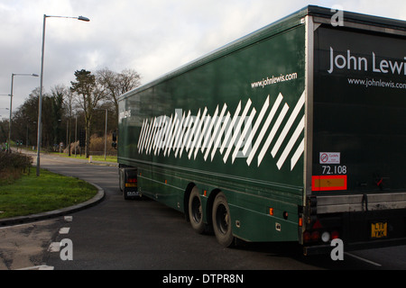 Camion Articulé une sortie d'un rond-point à Coulsdon, Surrey, Angleterre Banque D'Images